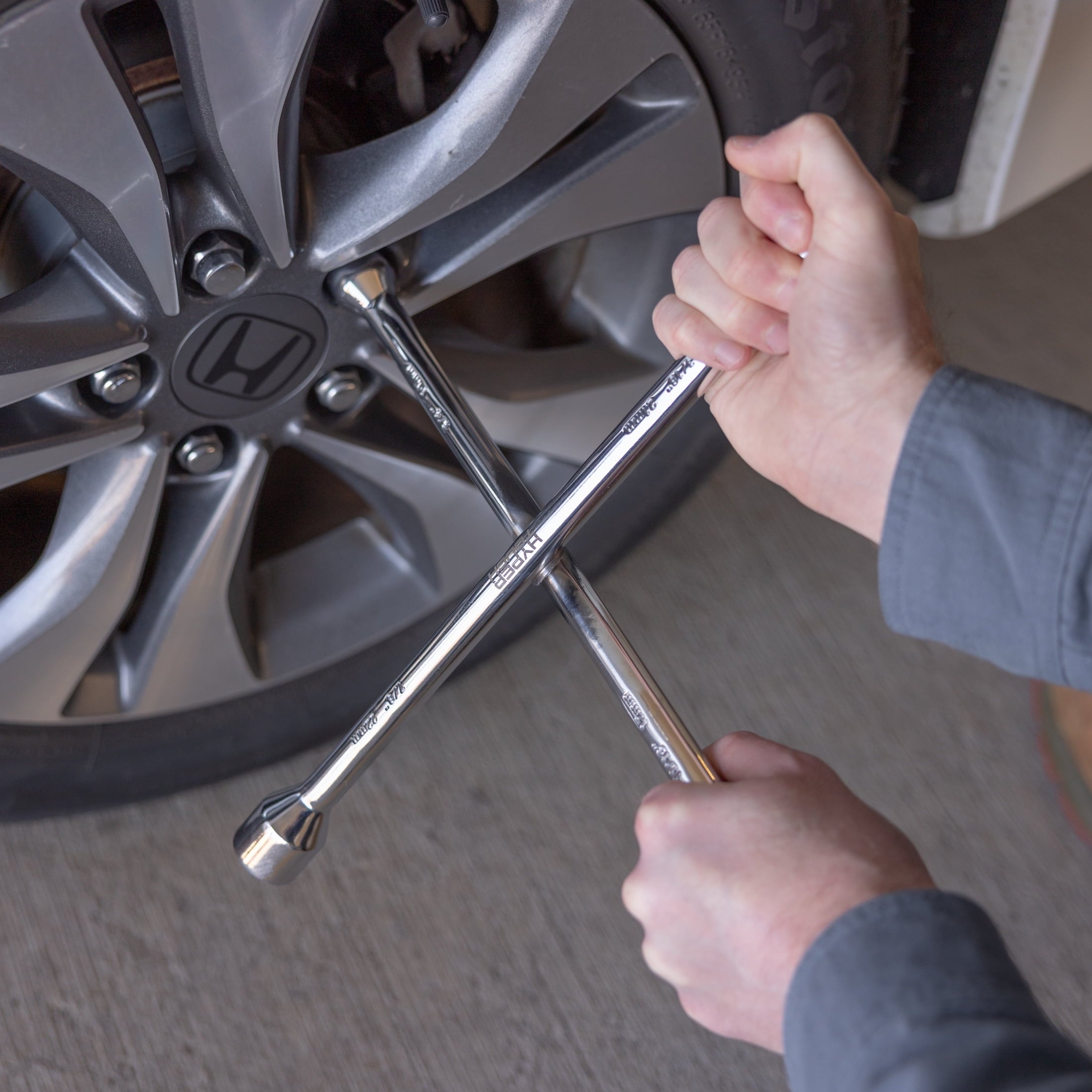Hyper Tough 14-inch Lug Wrench with Anti-Corrosion Plating for Easy Tire Replacement
